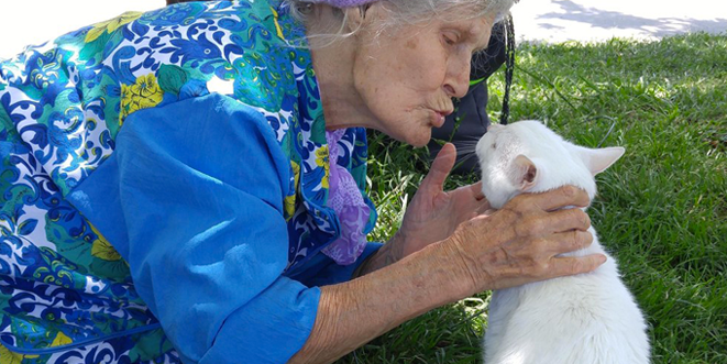 nonna con gatto