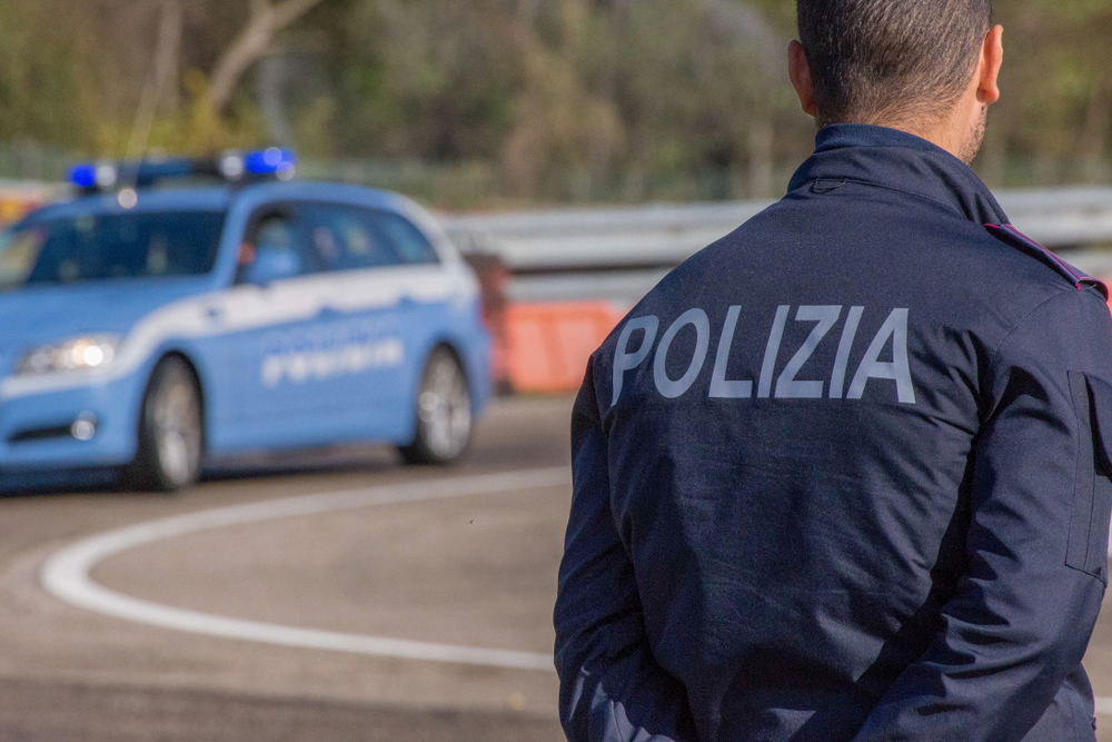 Il poliziotto che ha adottato due cagnolini abbandonati