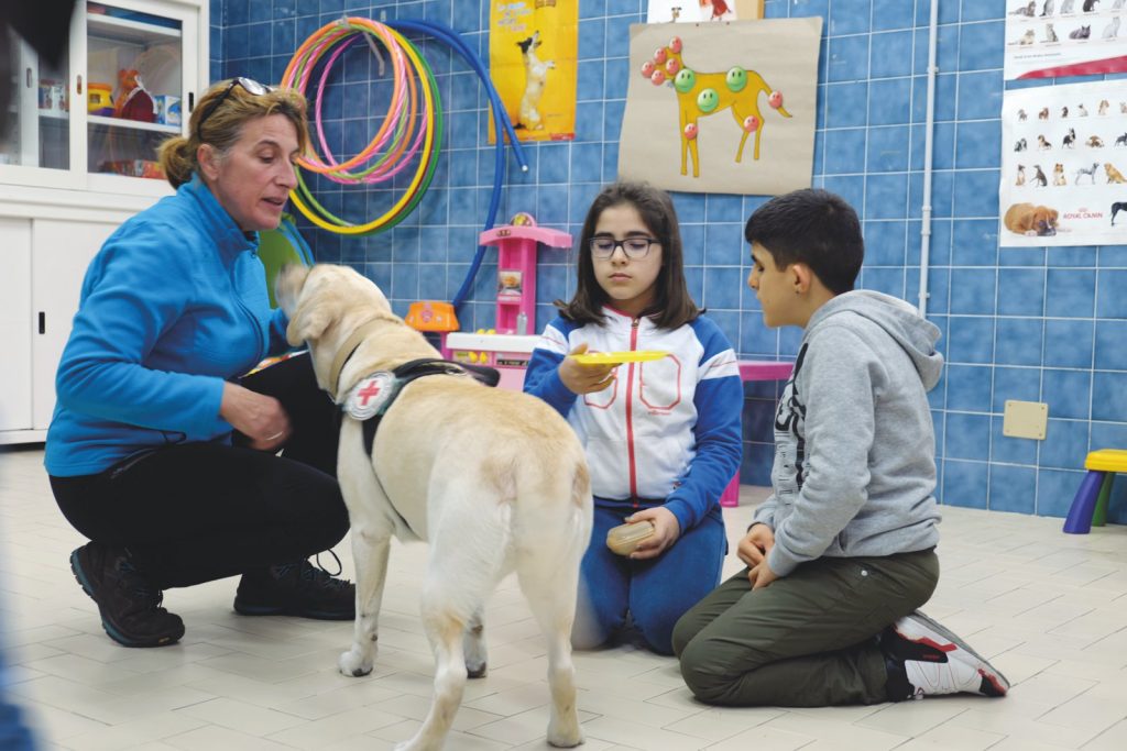 Carlo e Lulù, la cagnolina che ha imparato il linguaggio dei segni