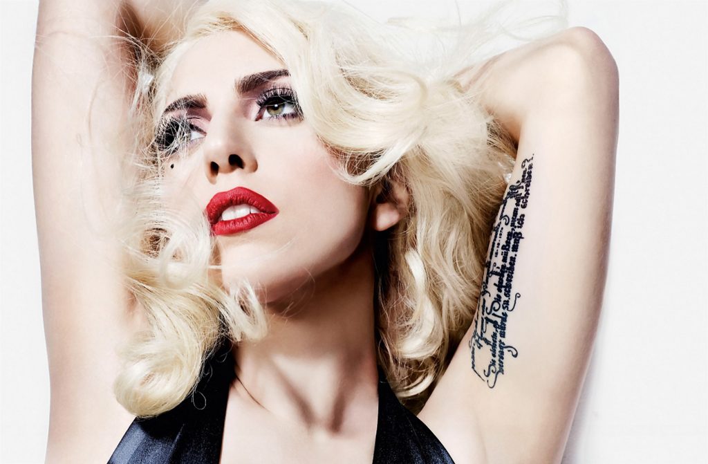 Lady Gaga, fuga dal red carpet per vegliare su Arabella