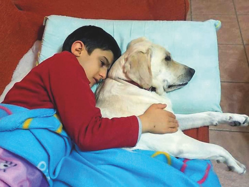 Carlo e Lulù, la cagnolina che ha imparato il linguaggio dei segni