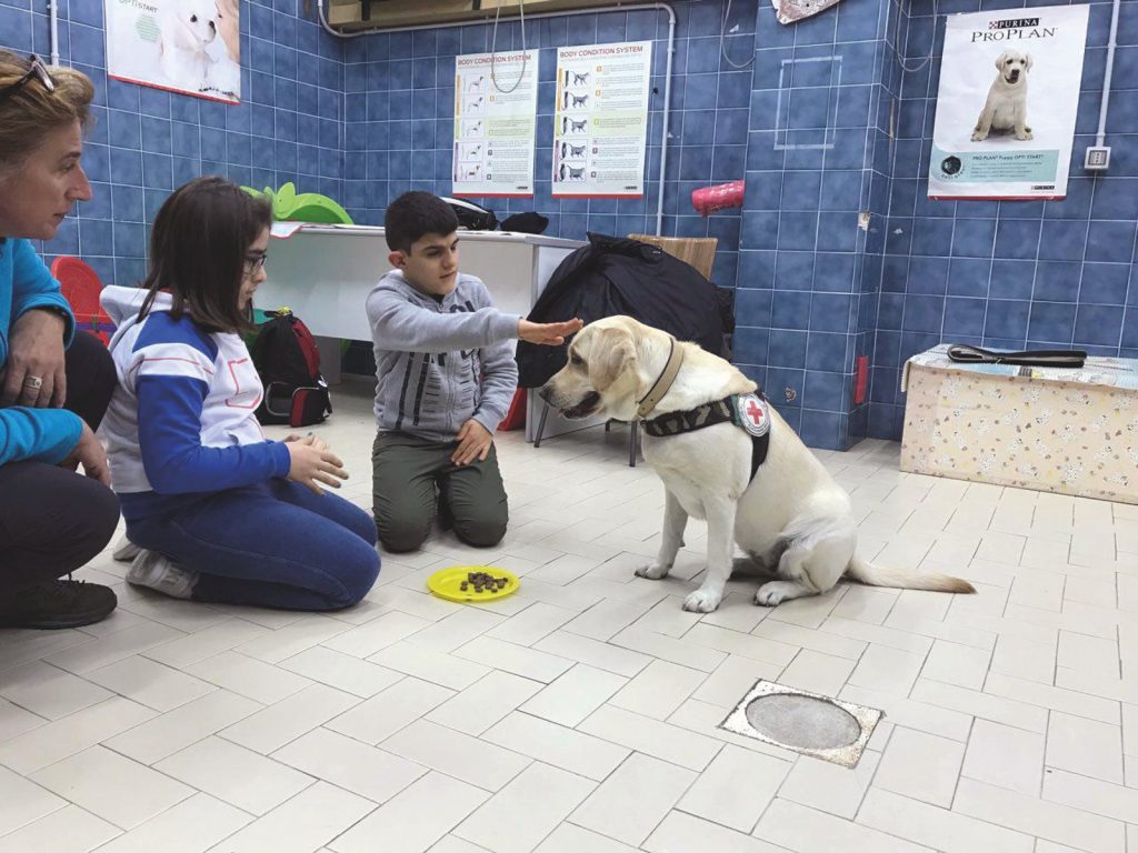 Carlo e Lulù, la cagnolina che ha imparato il linguaggio dei segni