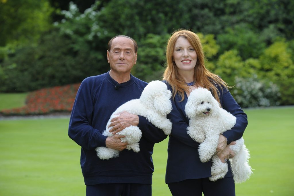 Berlusconi e gli animali: "Randagismo, vergogna da superare"