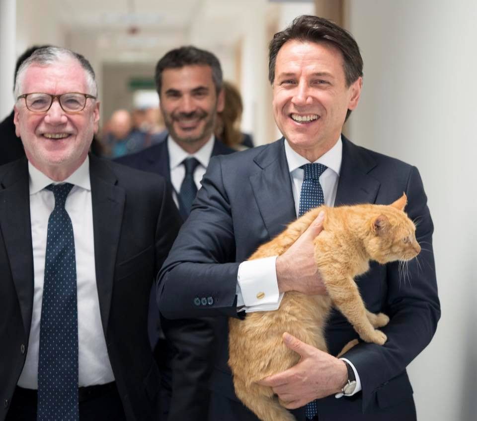 Lecce, il premier Conte al campus con un gatto in braccio