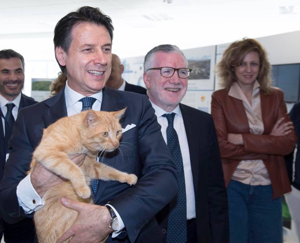 Lecce, il premier Conte al campus con un gatto in braccio