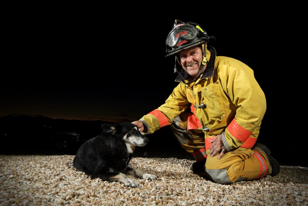 Il cane piangeva sepolto vivo, vigile del fuoco lo salva e lo adotta