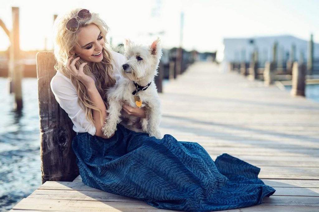 ragazza e cane sulla spiaggia