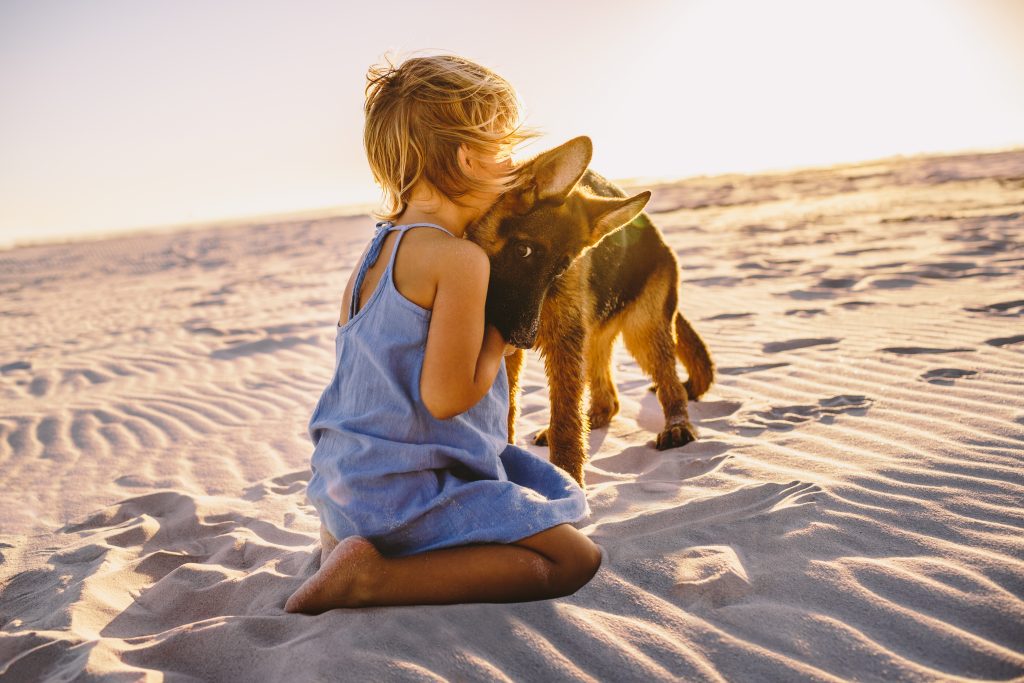 Bimbo e cane sulla sabbia