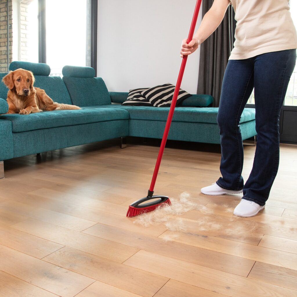 Per pulire i pavimenti, se si hanno animali a casa, si può usare una scopa con azione elettrostatica