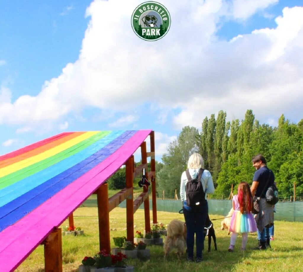 Il Ponte dell'Arcobaleno con alcune persone che hanno deciso di commemorare i propri cani scomparsi