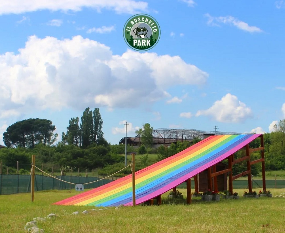 Il Ponte dell'Arcobaleno: un ponte legno colorato in mezzo a un'area verde