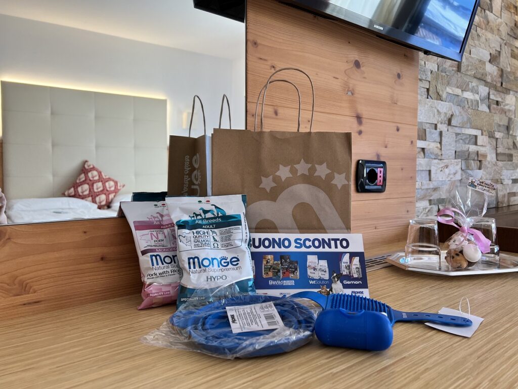Monge offre un Welcome Kit alle strutture che garantiscono vacanze pet friendly aderendo al progetto #invacanzaconMonge