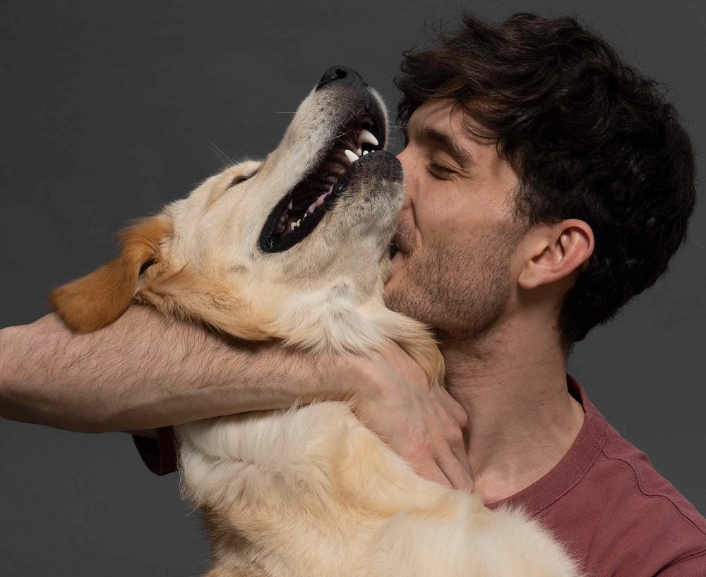Andrea Bianchi, fondatore di Bau, azienda leader nel settore del pet care, con il suo cane