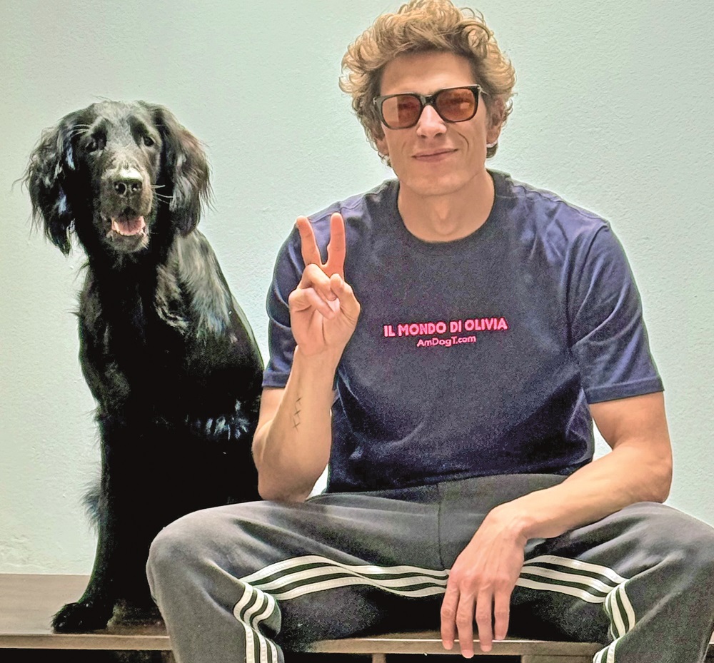 L’attore Matteo Martari con il cane Olivia a fianco, nella terza edizione di "Cuori"
