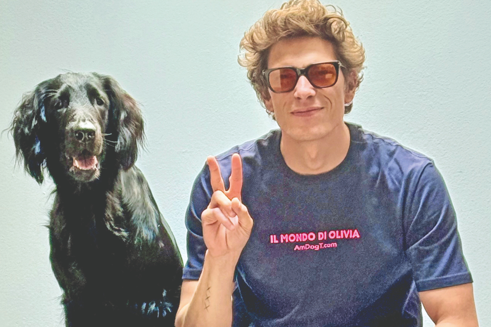 L’attore Matteo Martari con il cane Olivia a fianco, nella terza edizione di "Cuori"