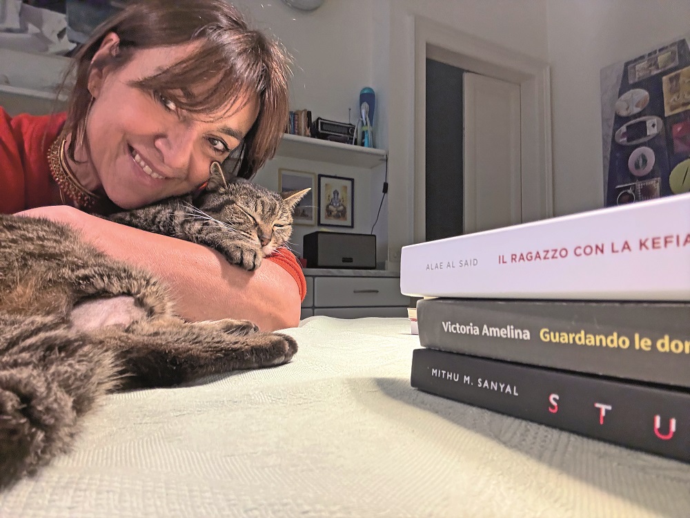 Daria Bignardi abbraccia il suo gatto Obama