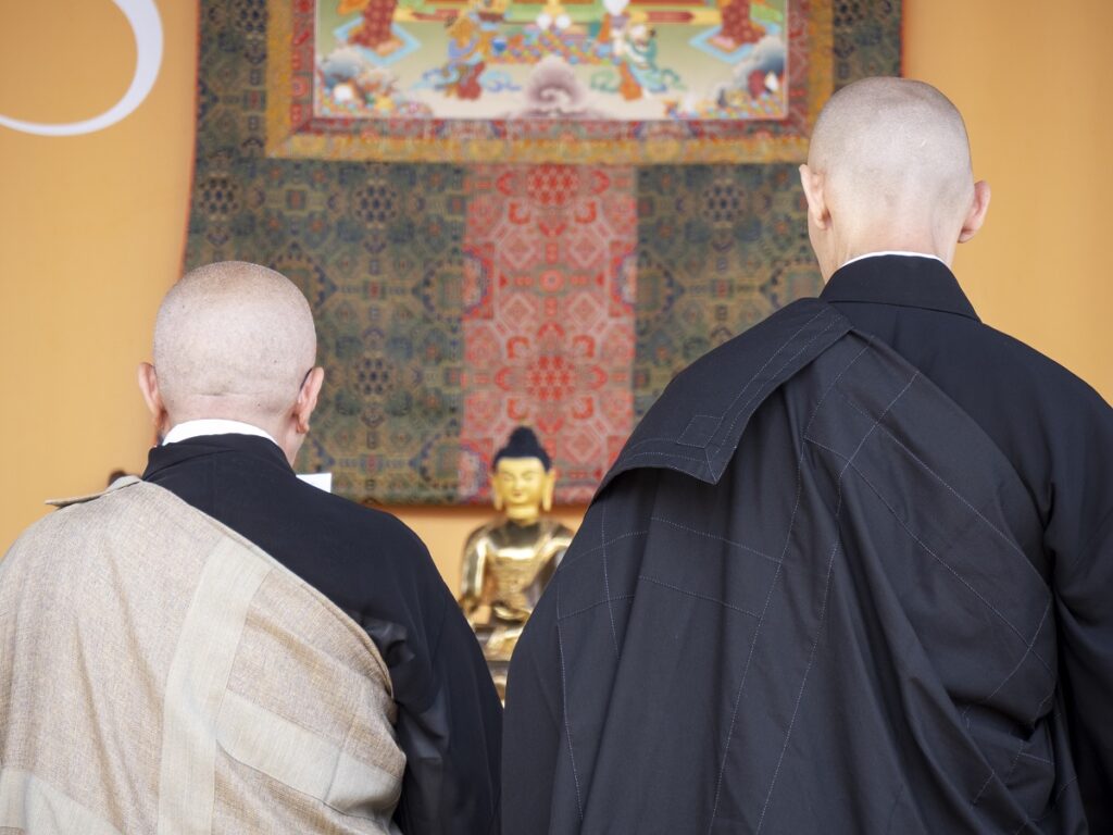 Monaci buddhisti in preghiera: Il Vesak è il momento più significativo per le comunità buddhiste di tutto il mondo