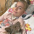 Melissa insieme al suo cane da supporto emotivo Kinder, distesi a letto